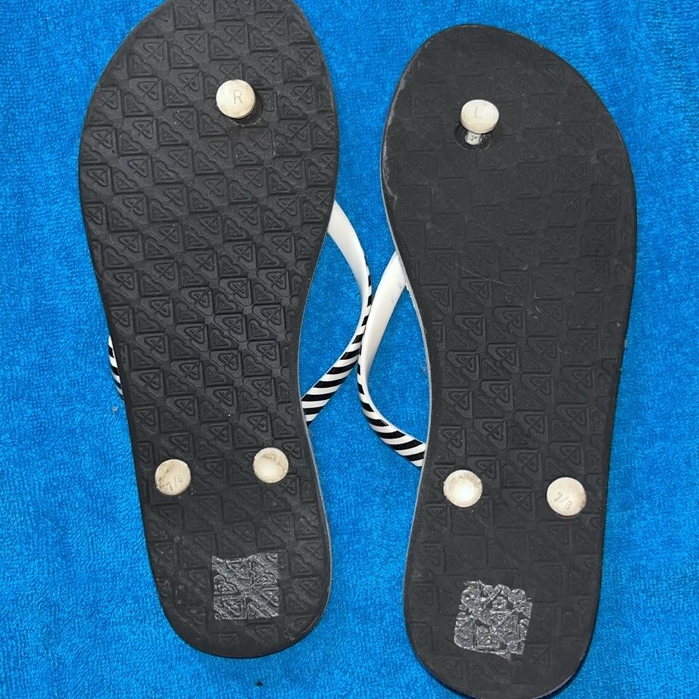 3 Pairs of Roxy Flip Flops - Picture 5 of 7